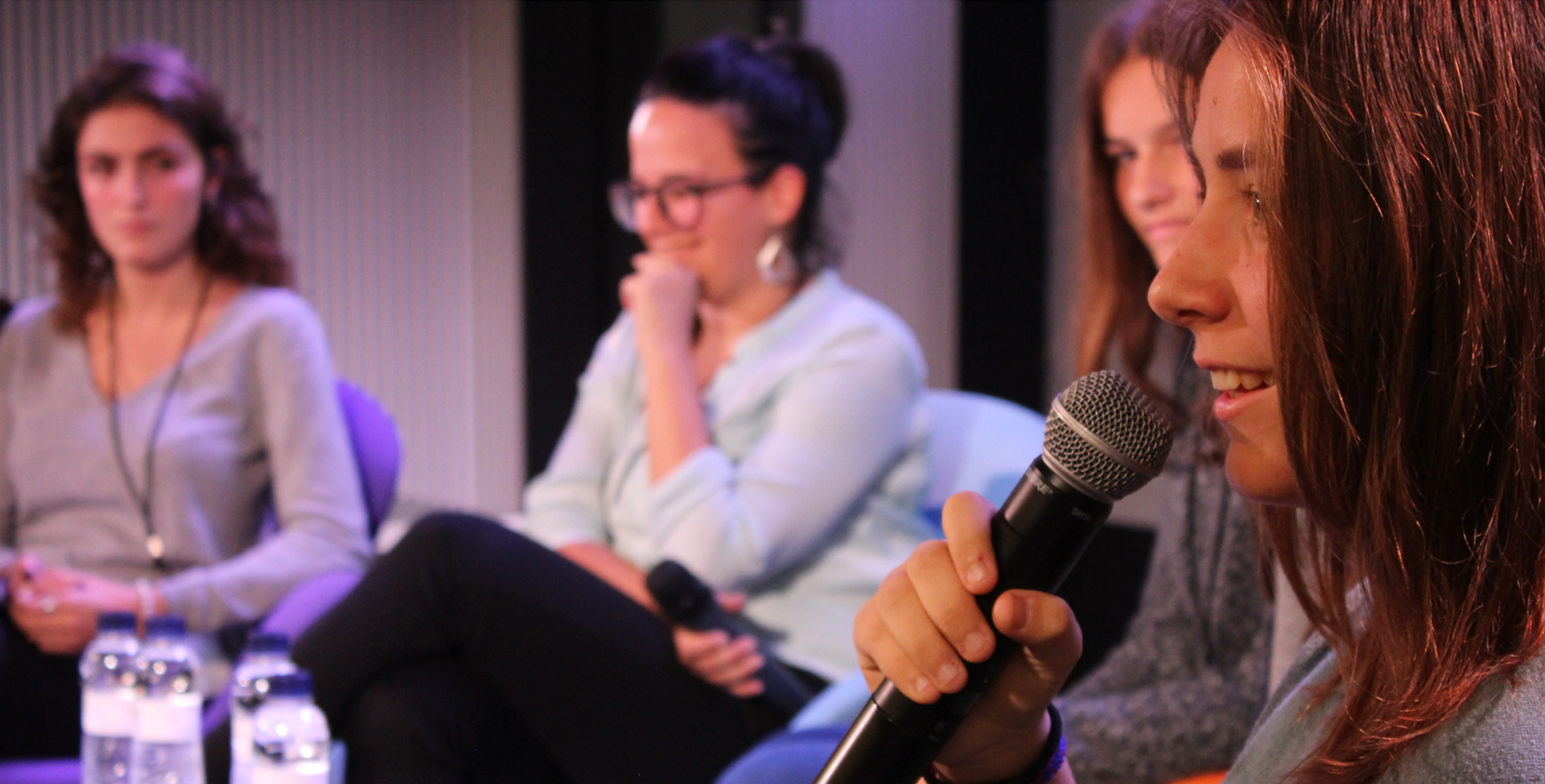 Noia parlant per micròfon