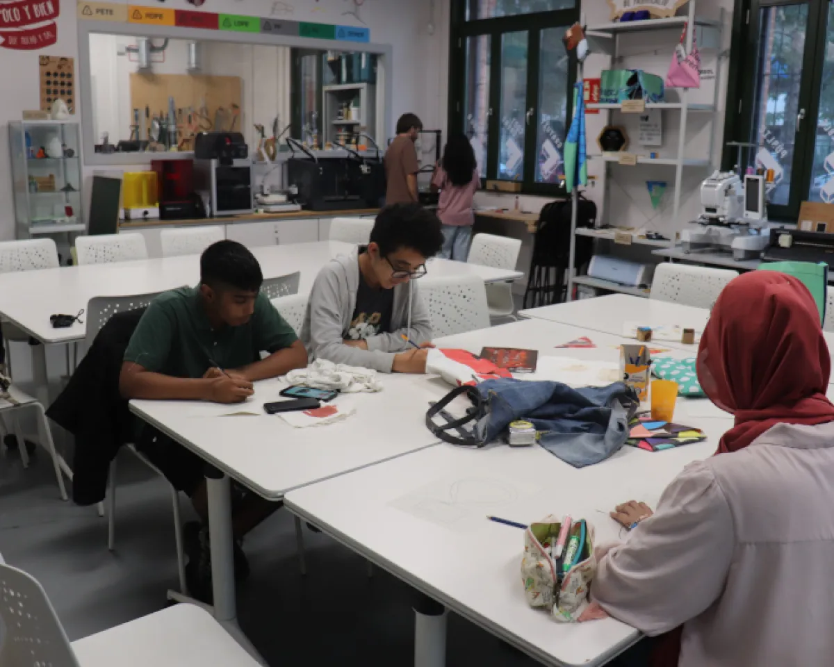 Un grup de joves realitza una activitat al voltant d'una taula. 