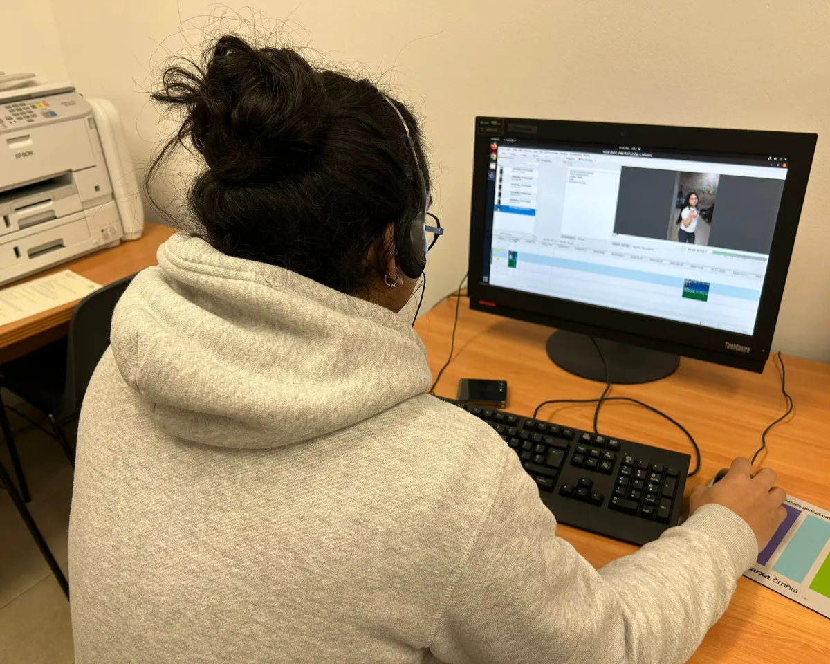 Un jove participant de l'Itinerari Tecnològic edita un vídeo a un ordinador de sobretaula.