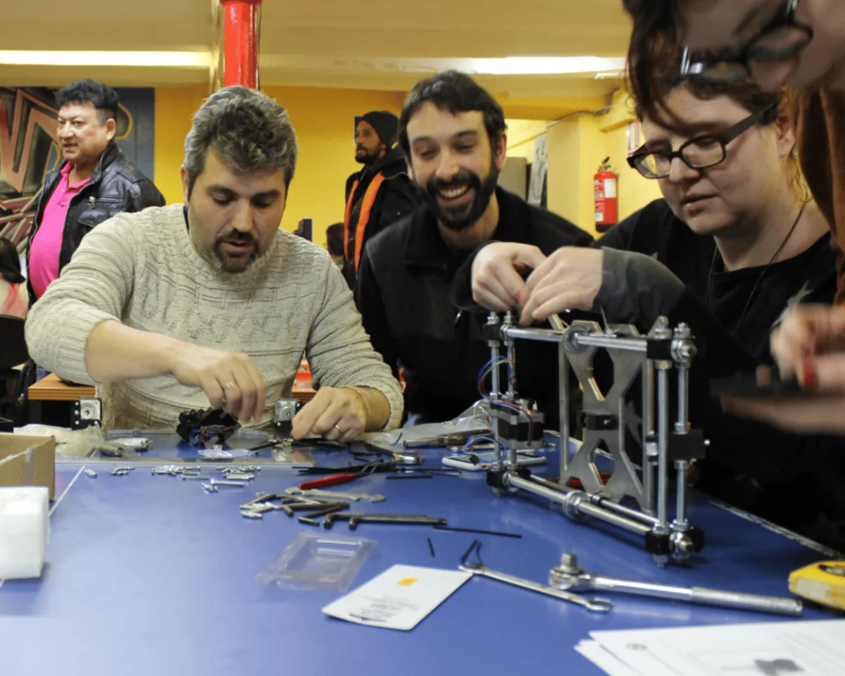L'equip de Colectic muntant una impressora 3D l'any 2016.