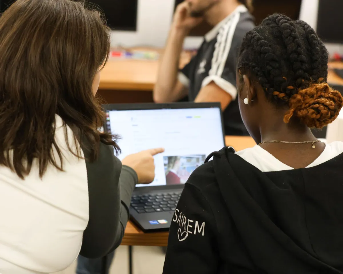 Les joves de Colectic durant una sessió del casal de tardes.