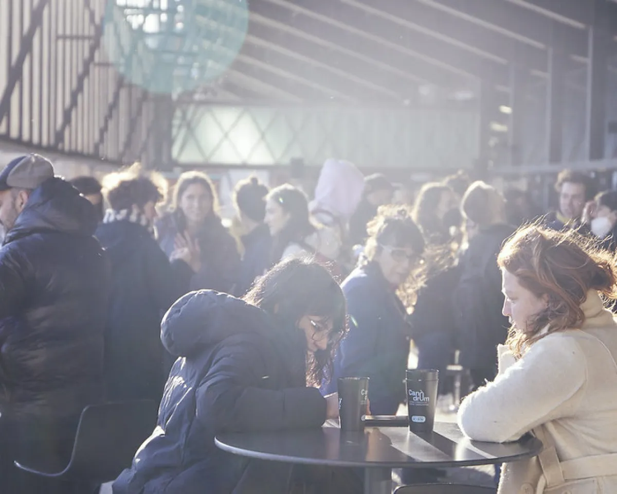Grup de persones que estan xerrant al Canòdrom de Barcelona.