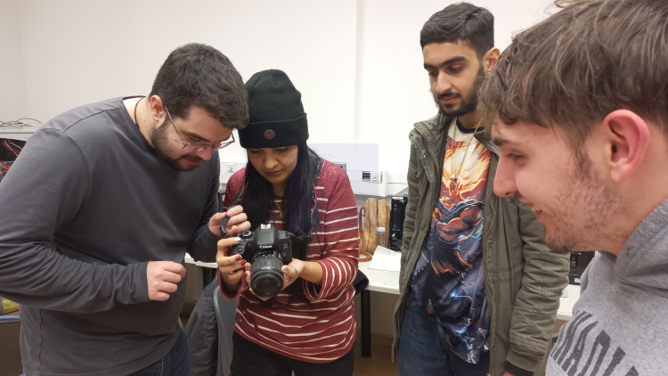 Les participants a l'Itinerari Tecnològic durant una de les pràctiques de fotografia. Font: Colectic.