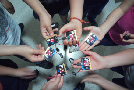 Hackejant barreres socials Activitat Makers